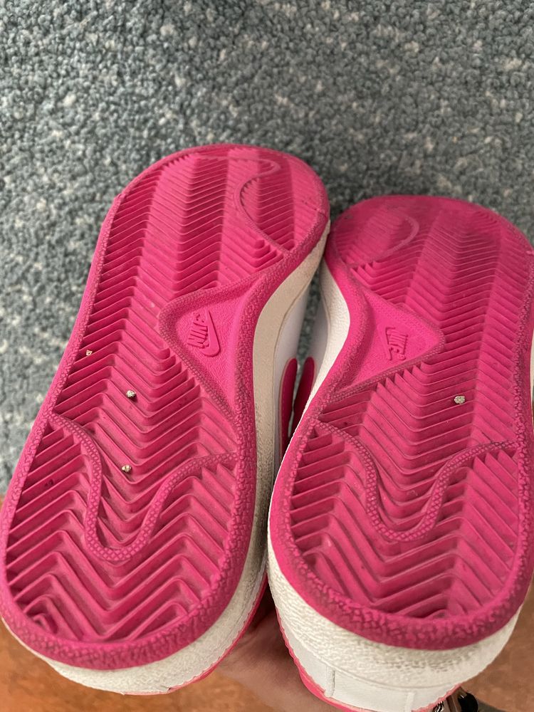 Ténis Nike brancos com rosa