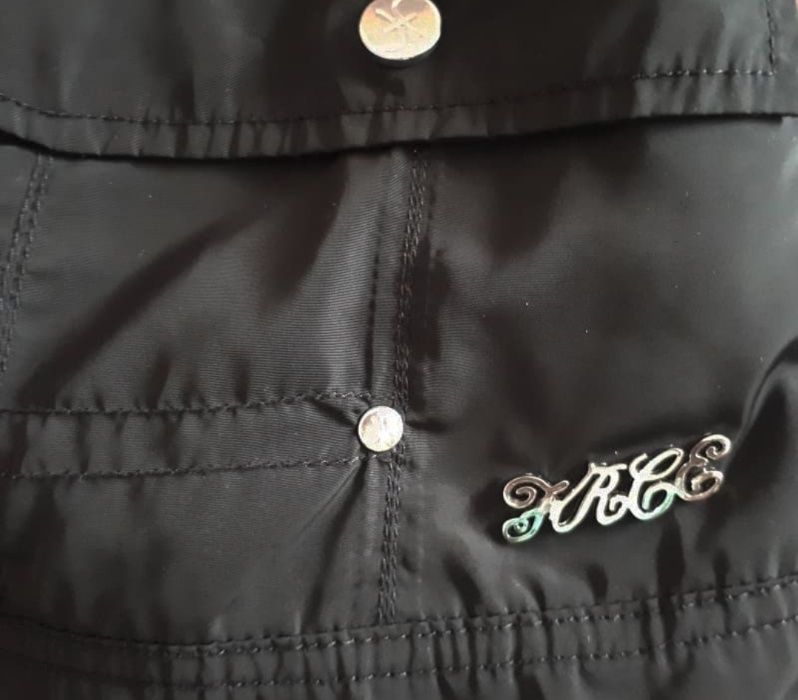 Blusão preto da Ferrache com pormenores