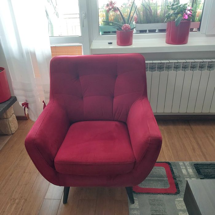 czerwony fotel tapicerowany