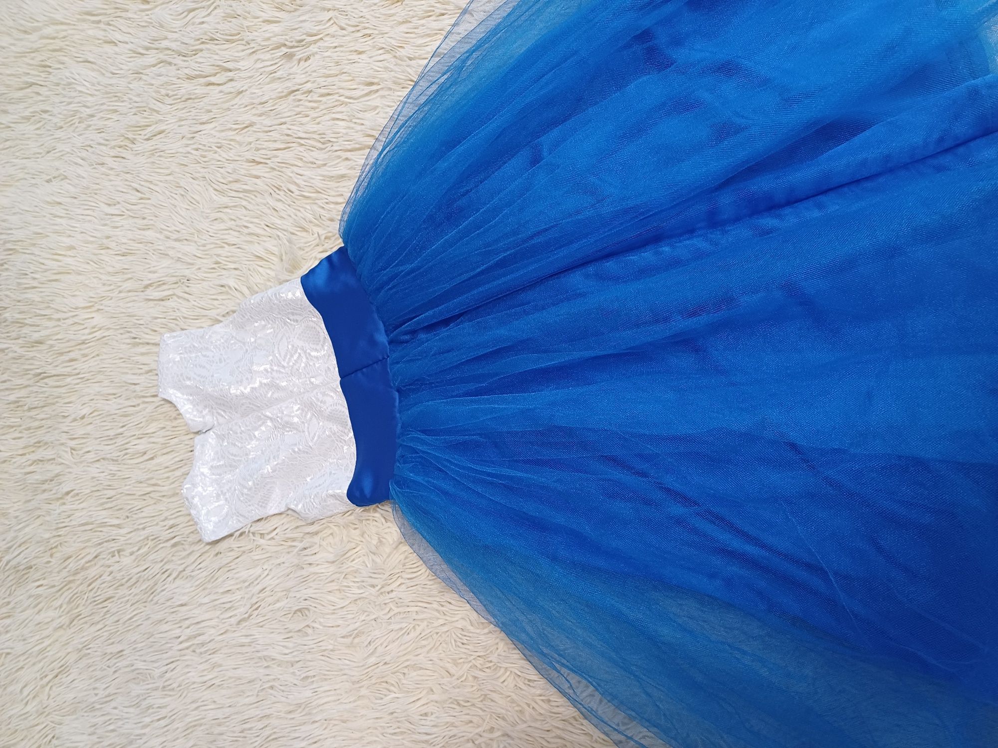 Красива синьо-біла сукня