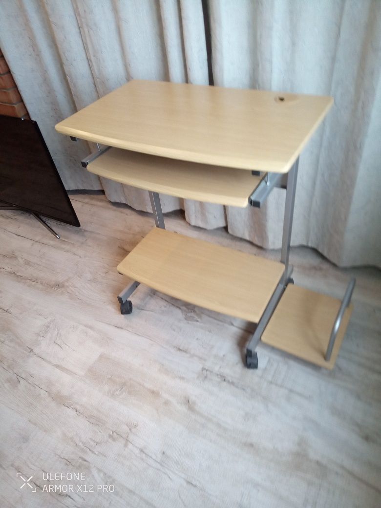Стол, стул компьютерный на колесиках,