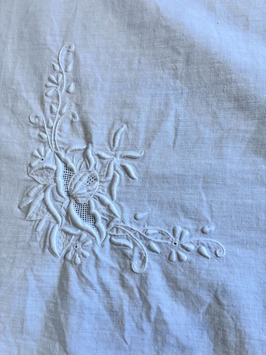 Biały obrus 137 x 117 z haftem