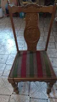 Krzesła rzeźbione