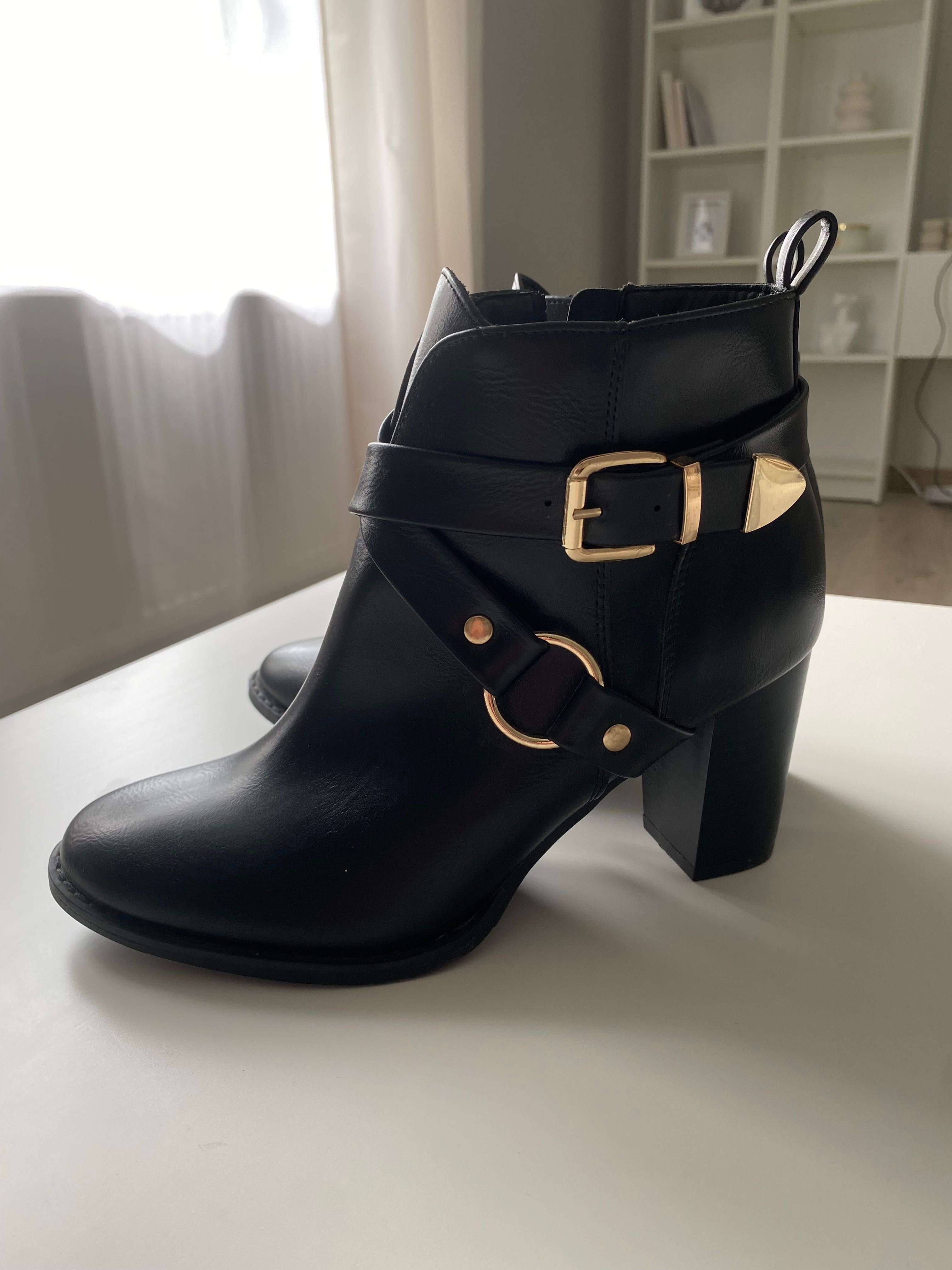 Nowe buty botki zimowe złotą klamra na słupku