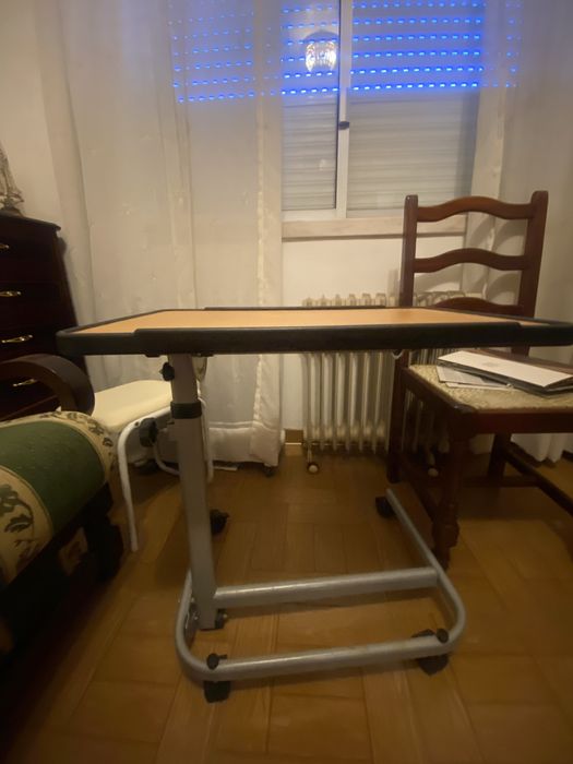 Mesa de apoio com rodas