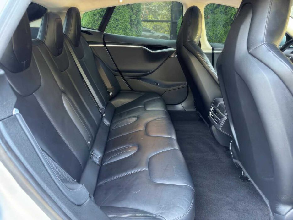 Tesla Model S 85D      2015