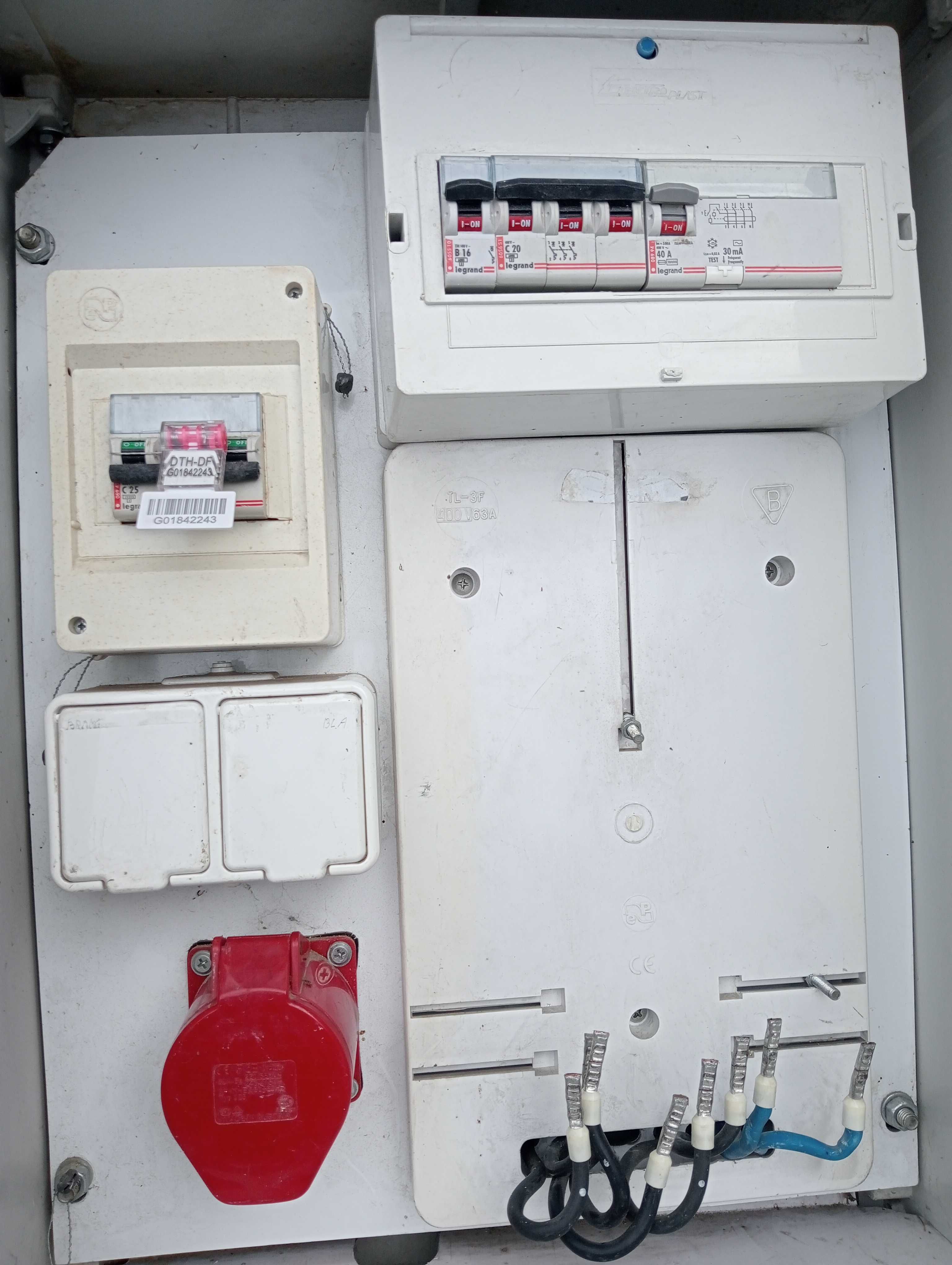 Skrzynka elektryczna i kabel napowietrzny