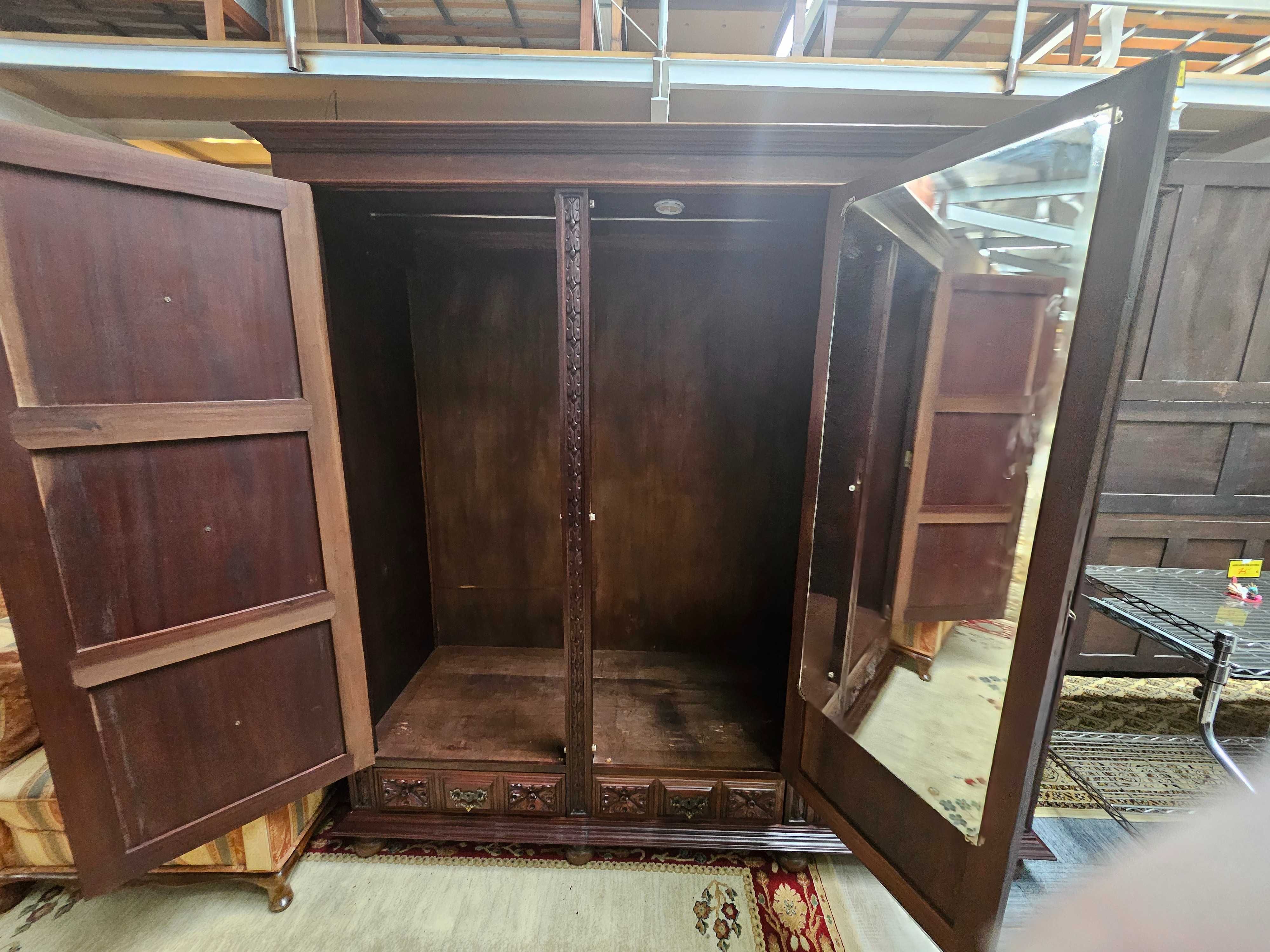 Roupeiro de três portas - óptimo estado geral