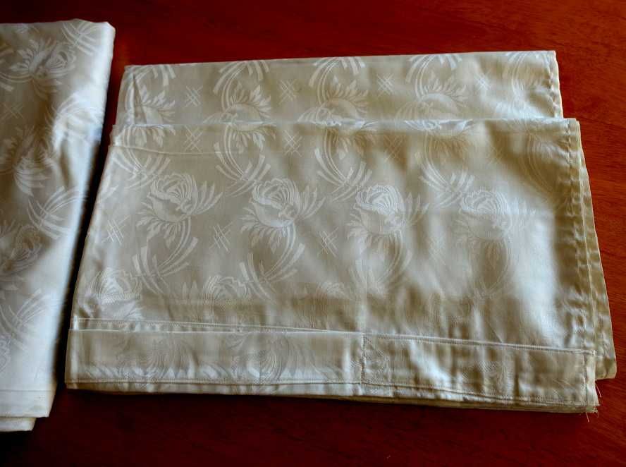 Antyk. Adamaszek.Secesyjna pościel  z kufra.