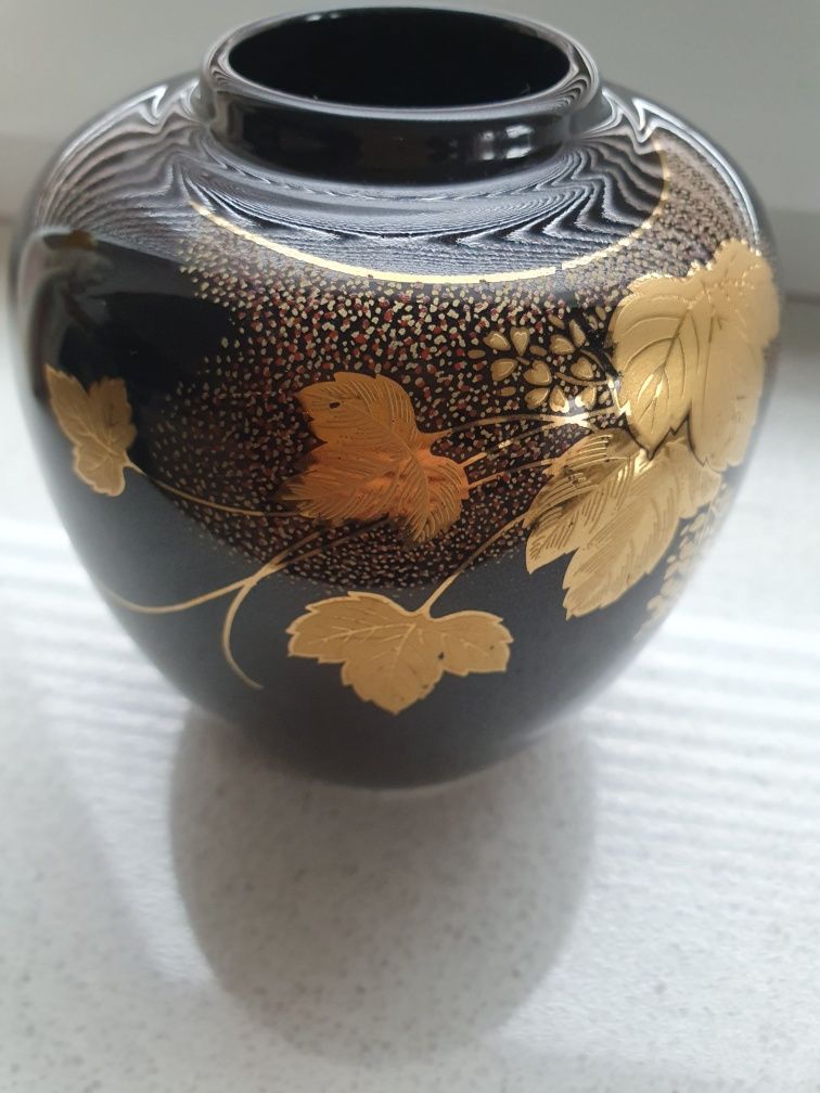 Czarno złoty wazon