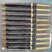 Długopisy czarne i brązowe