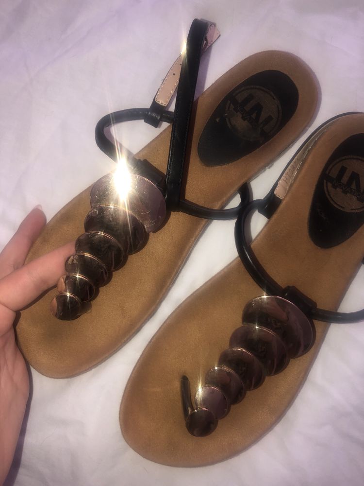Sandálias com detalhe dourado tam38