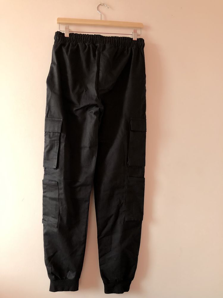 Czarne spodnie z kieszeniami