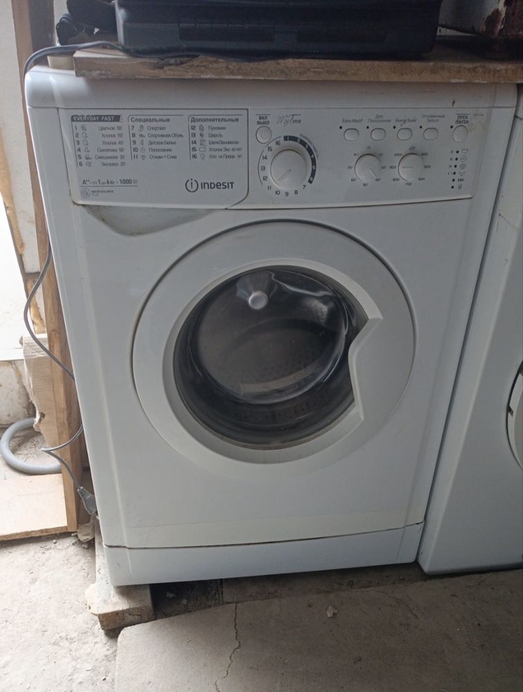 Продам стиральную машинку Indesit