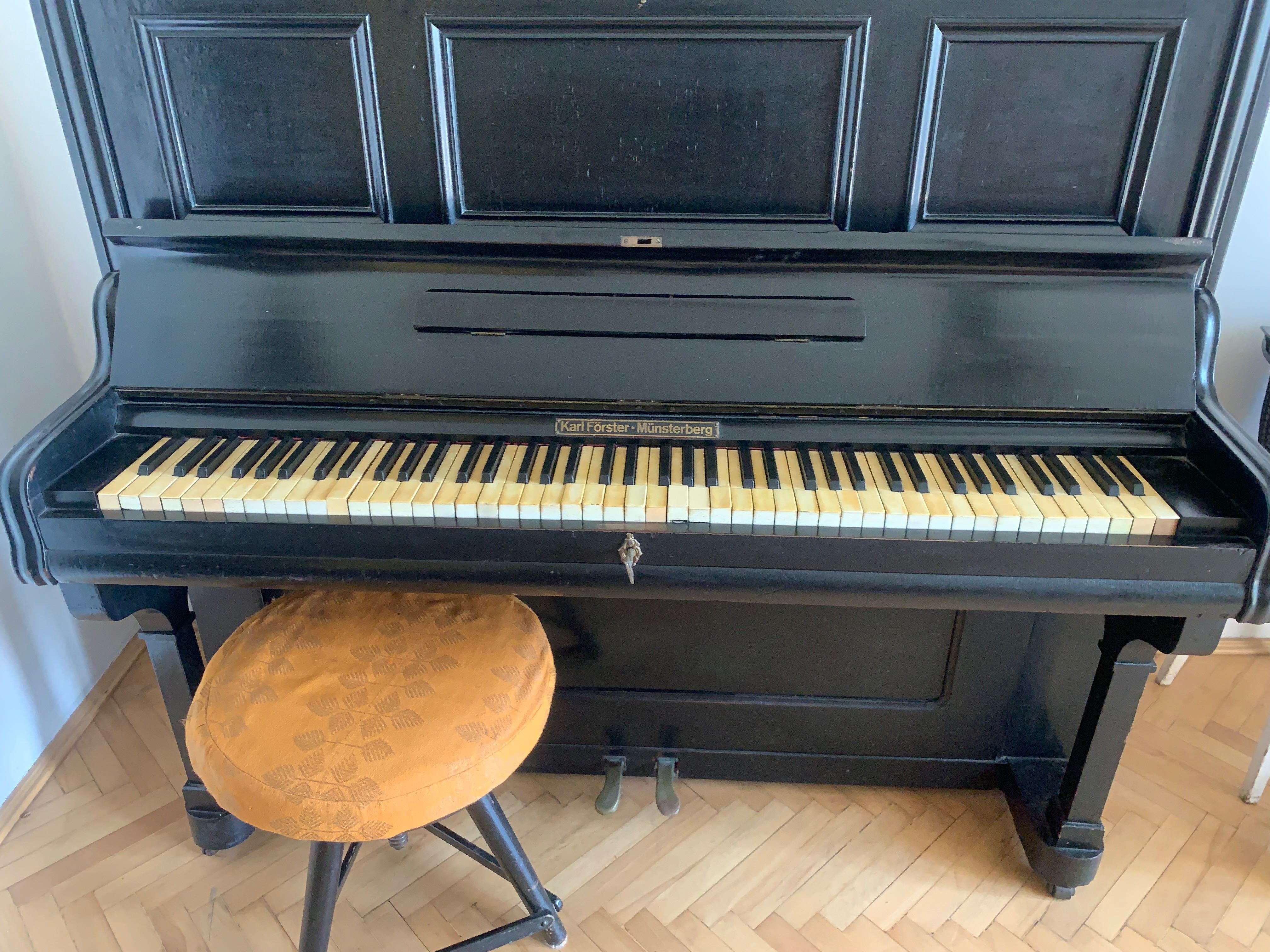 Pianino antyk z taboretem