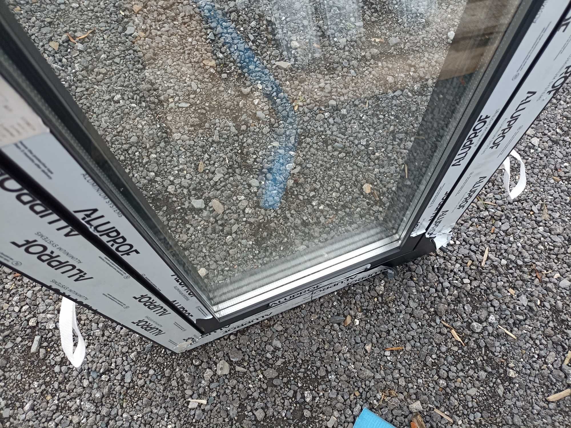 Okno aluminiowe 58/136 czarne trzy szybowe