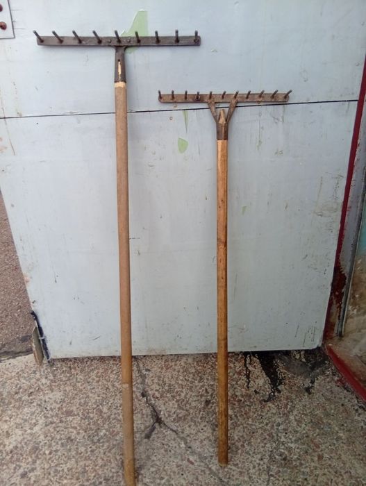 Для хозяйства: выварки, кастрюли,грабли..