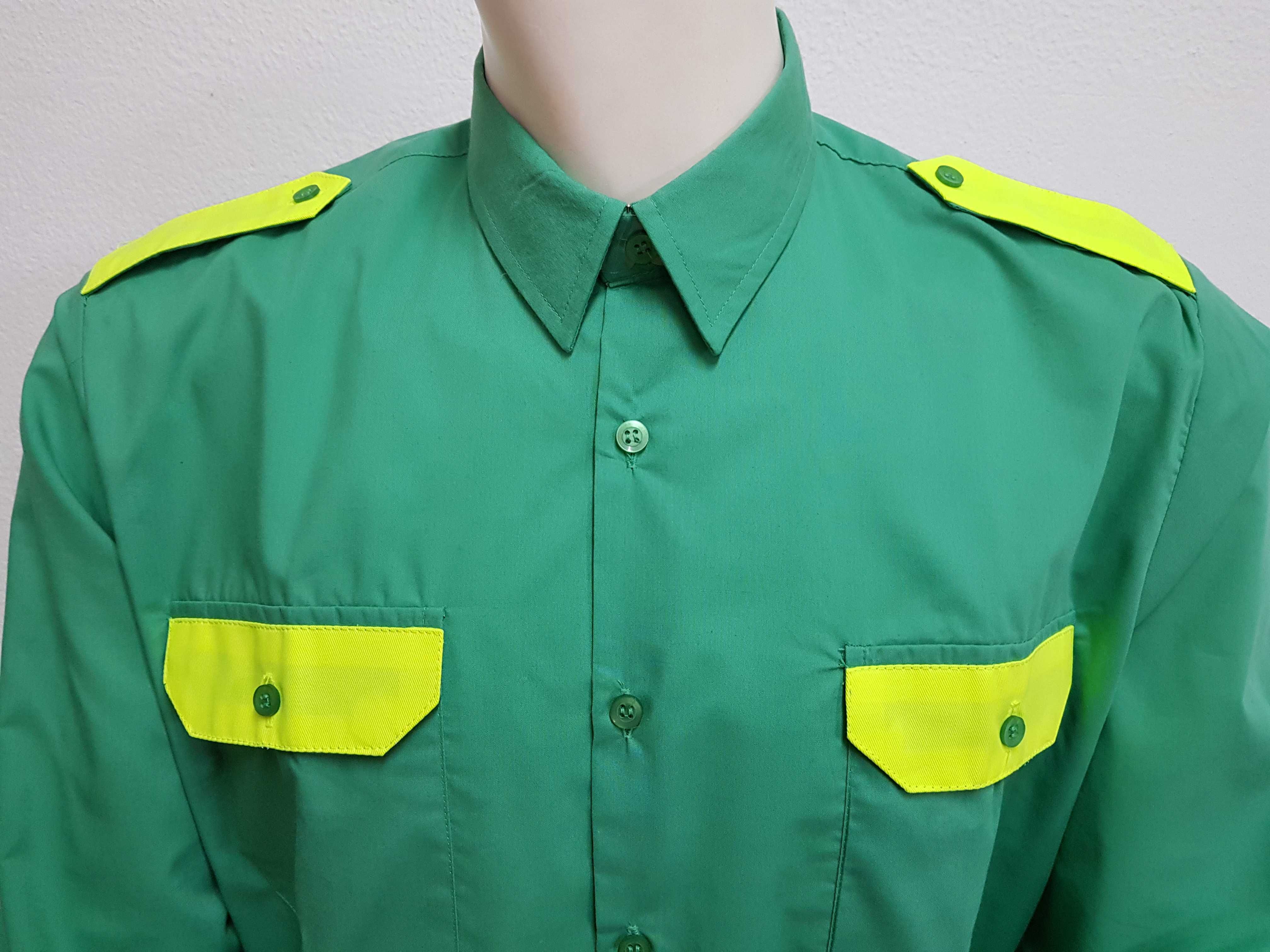 Camisa verde, manga comprida c/bolsos e platinas amarelo fluorescente