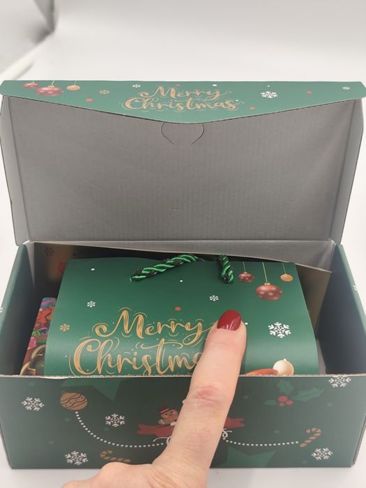 Nowe pudełka świąteczne Merry Christmas z gumką do prezentów