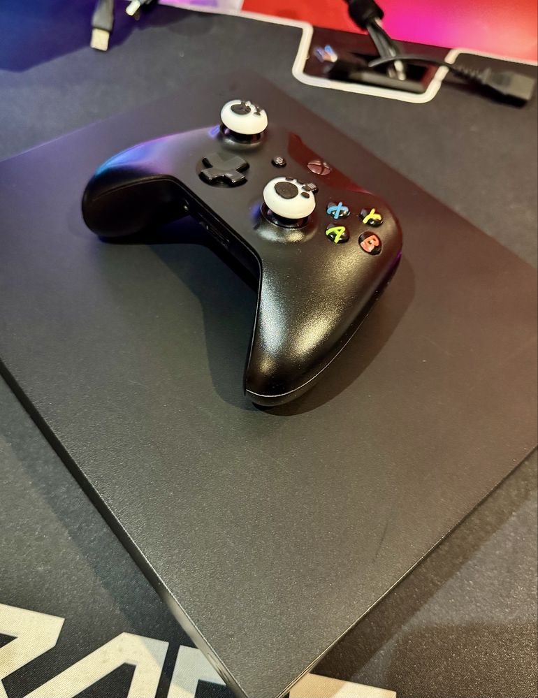 Xbox one x 1tb / pad / przewód