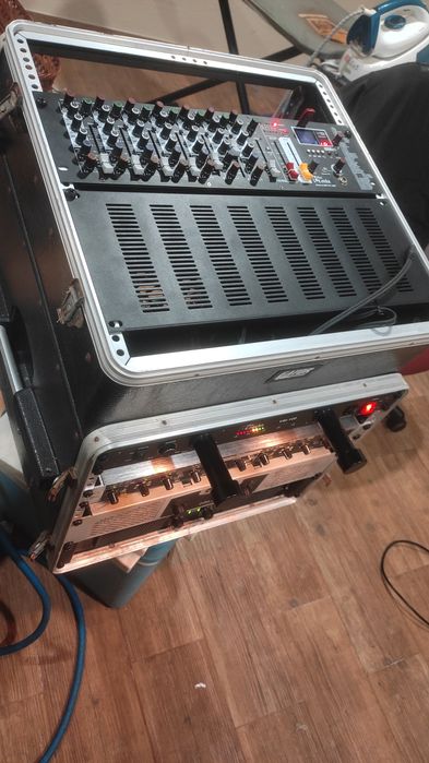 Rack com Amplificadores crossover mesa e distribuidor de corrente