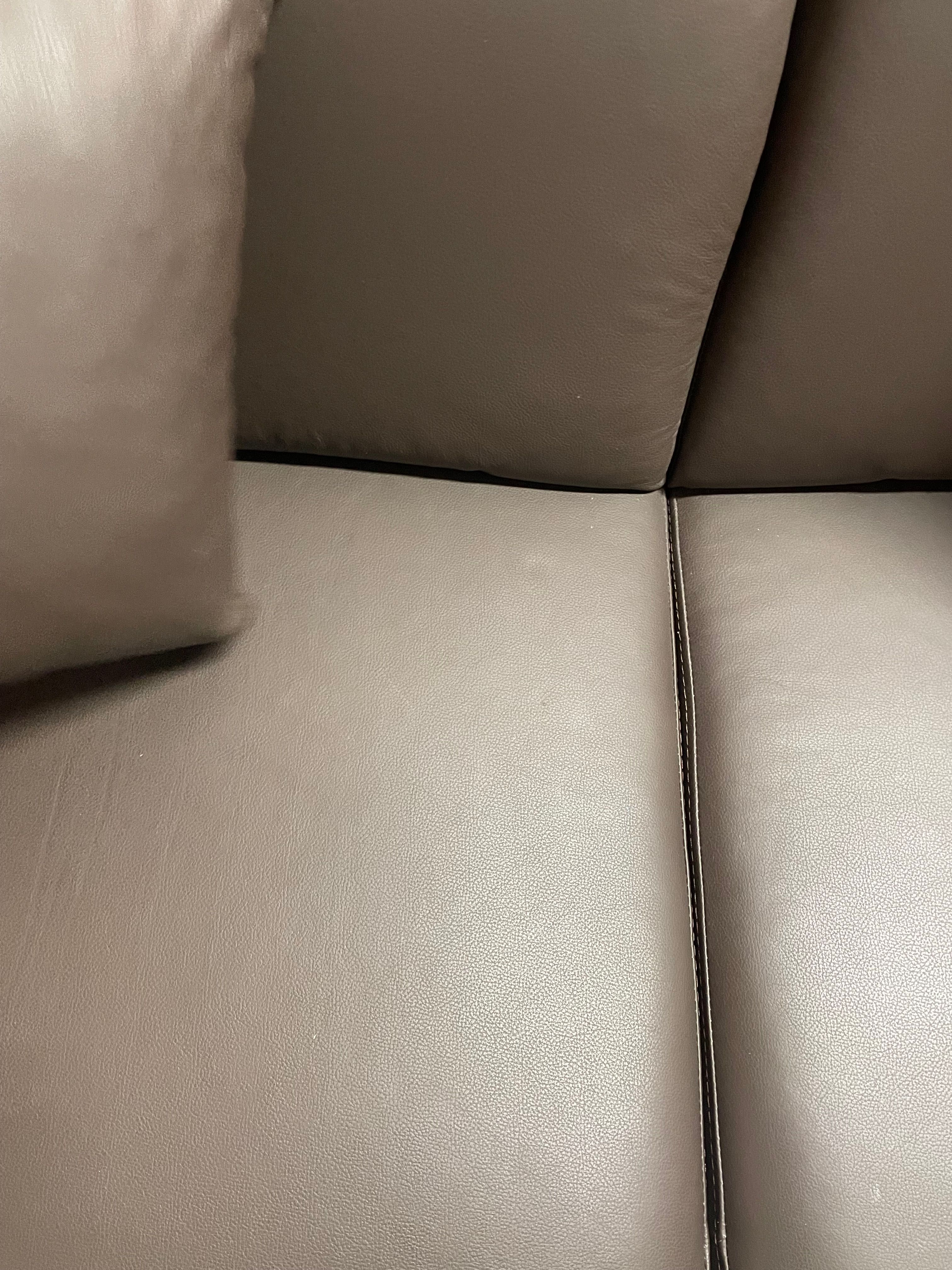 Luksus w kolorze ciemnej śliwki: Sofa z wysokogatunkowej eco skóry