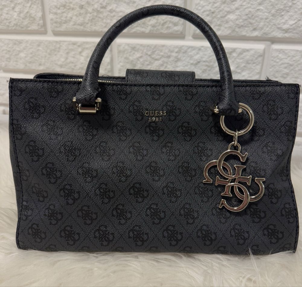 Жіноча сумка Guess монограмна