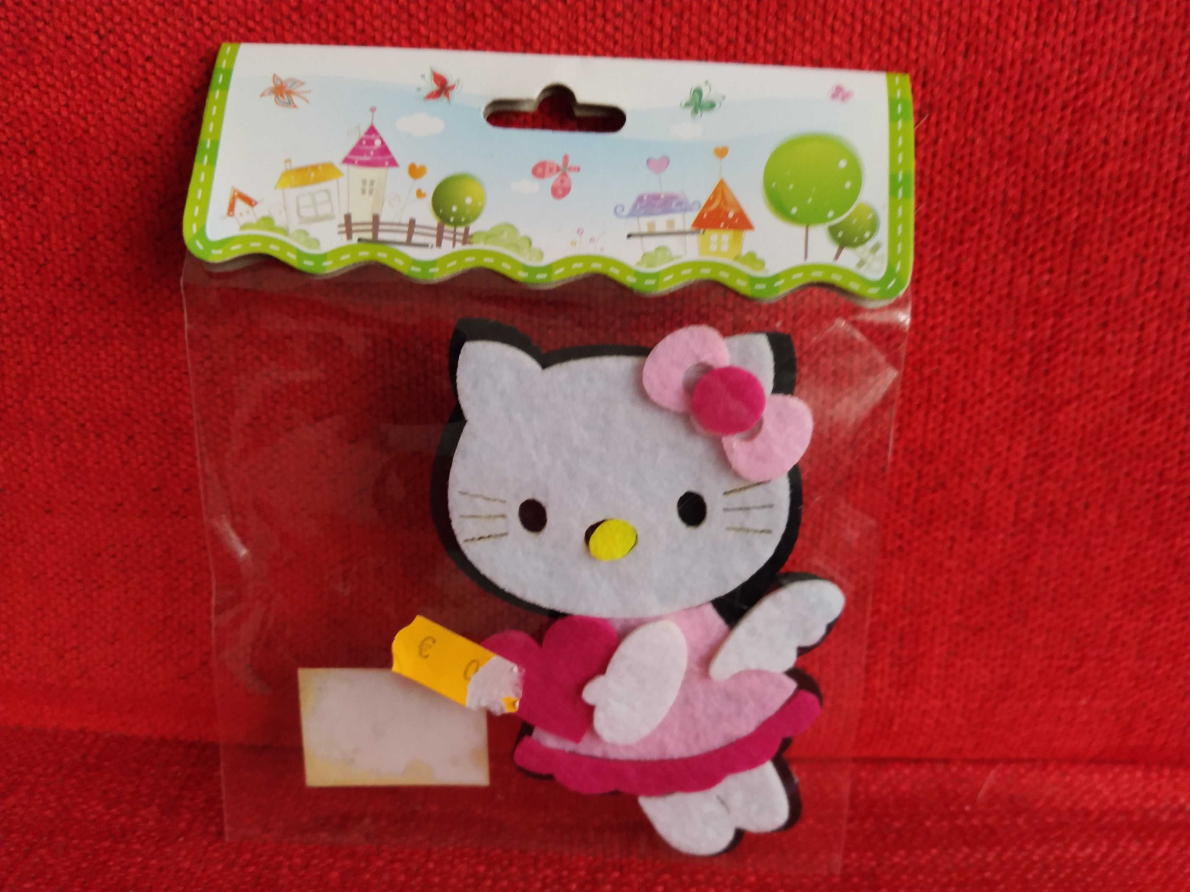 Boneca Hello Kitty em Feltro tons de rosa e branco