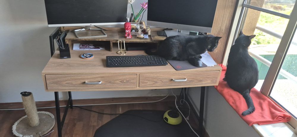 Secretária com gavetas