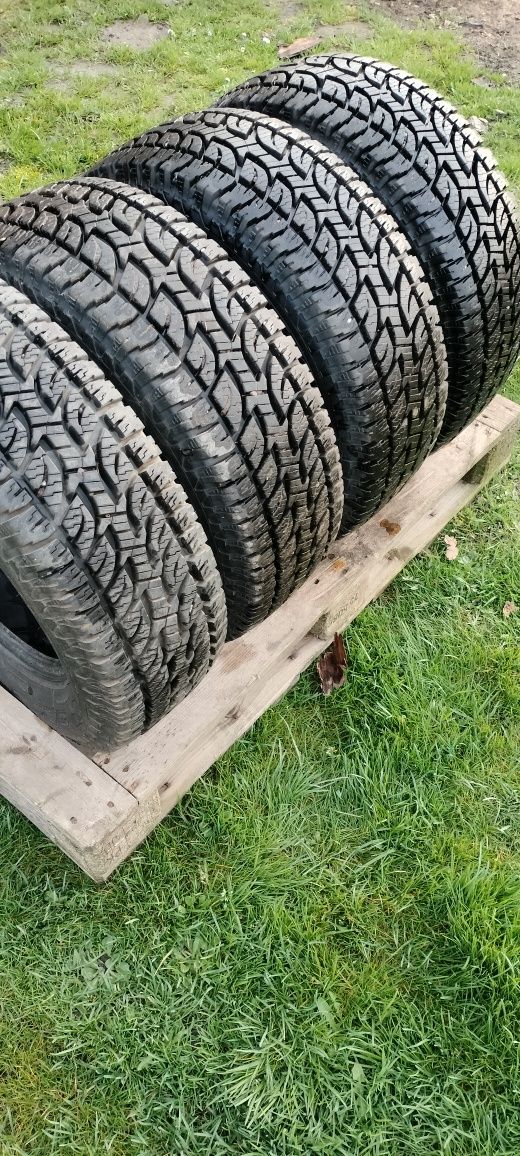 Opony terenowe 235/60 R16 240 zł za sztukę do negocjacji