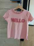 Jasnoróżowa koszulka H&M z napisem 122/128
