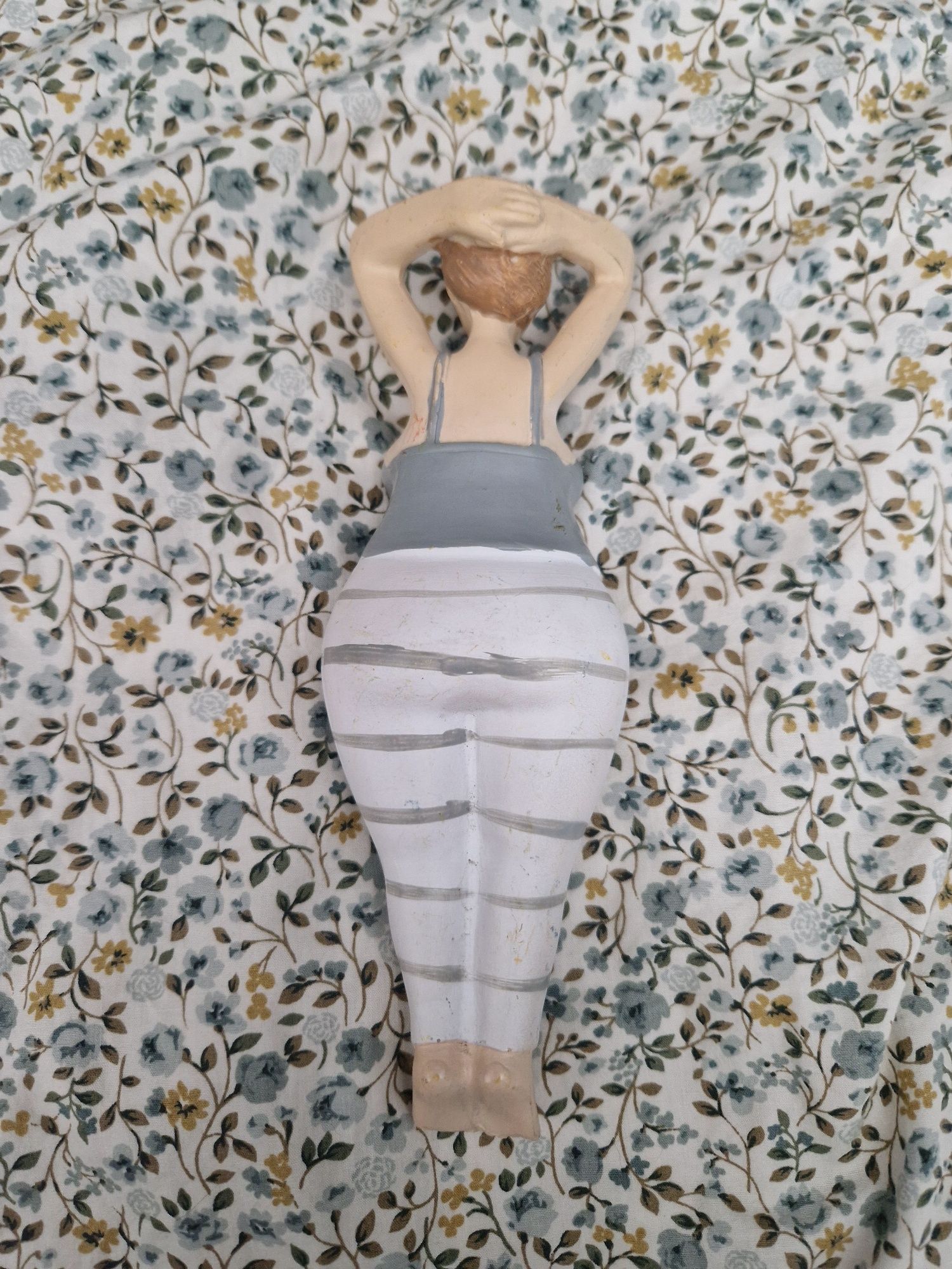Figurka stojąca pani