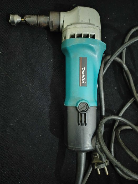 Makita Jn1601 Nożyce elektryczne do cięcia blachy.