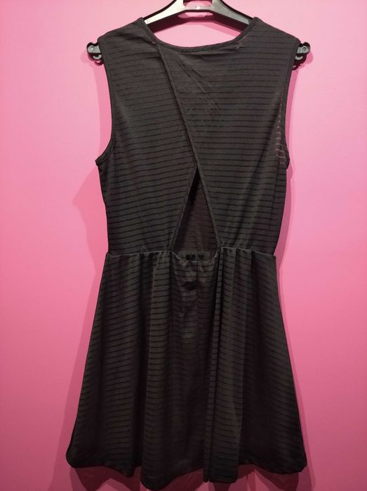 Śliczna czarna sukienka z wycięciem na plecach S M