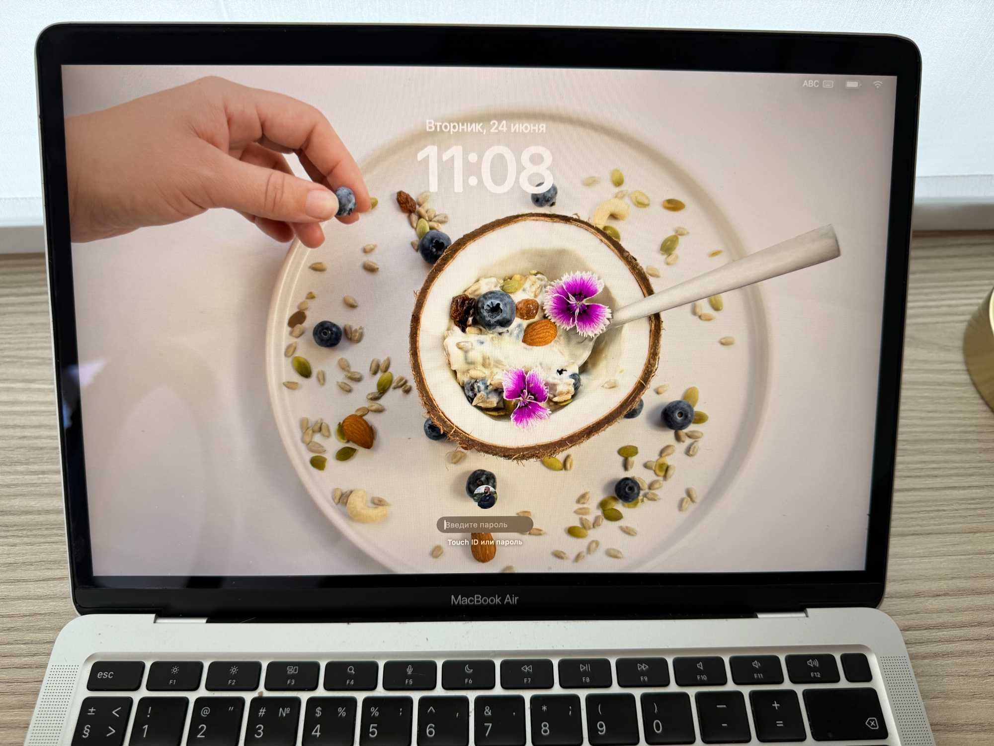 Продам MacBook air m1 2020 (8/256)
