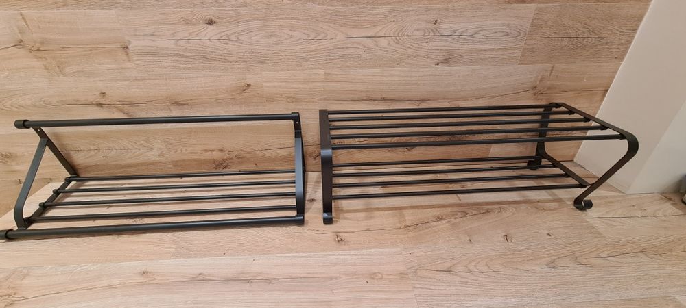 полка для головных уборов и галошница для обуви.