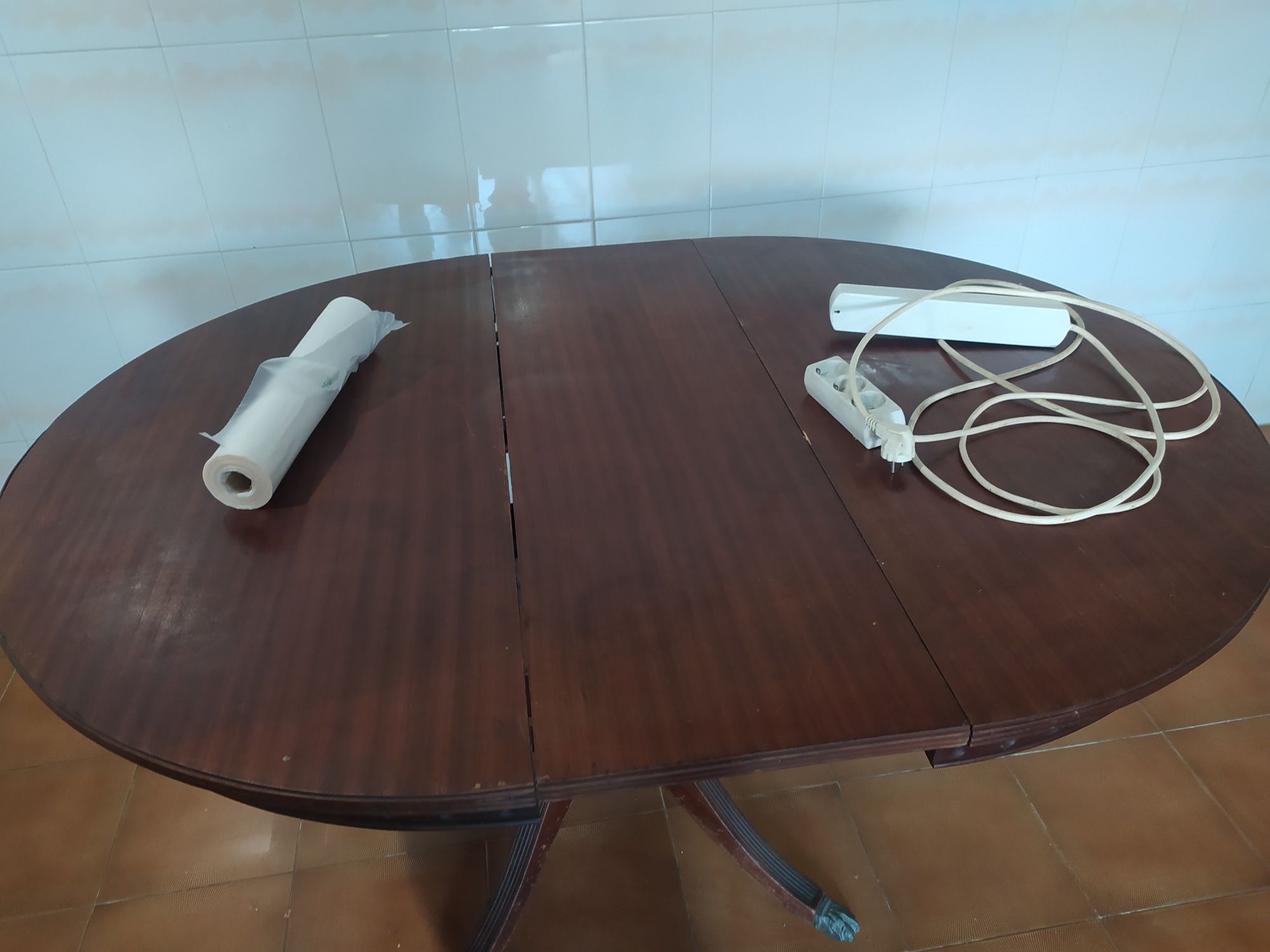 Mesa de sala em madeira