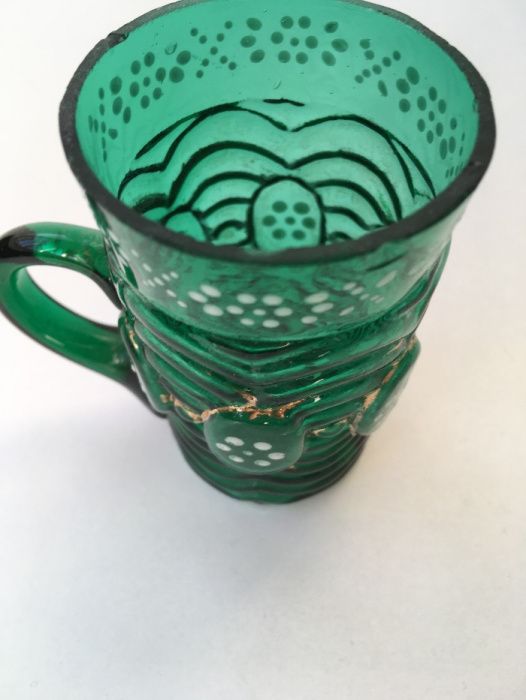 Caneca em vidro coalhado verde esmeralda, pintado em esmalte, sec.XIX