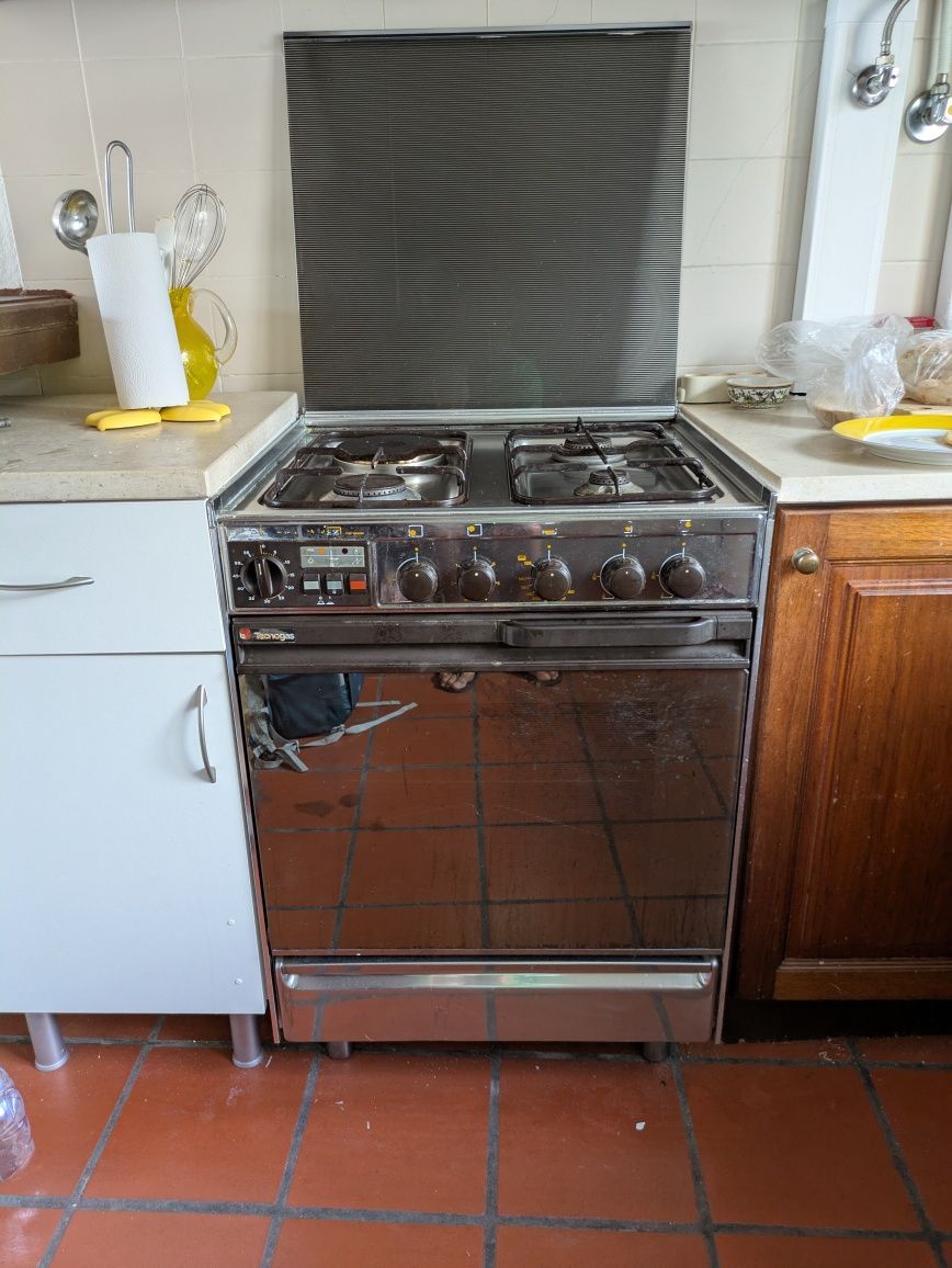 Recheio de casa com mobiliário e electrodomésticos