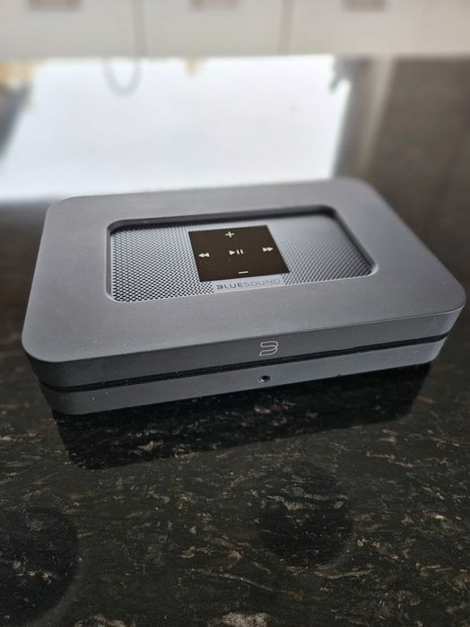 Bluesound Node 2i strumieniuje muzykę do dowolnego systemu audio