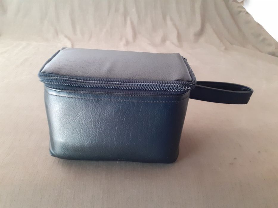 Bolsa tiracolo castanho em pele bom estado.