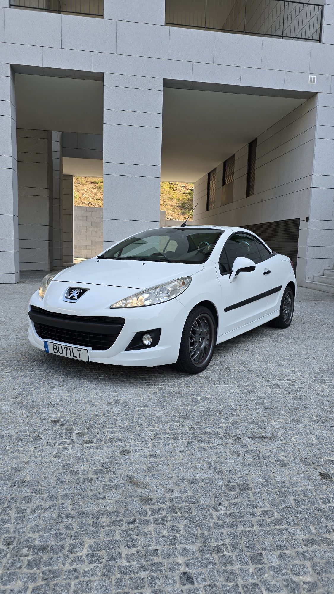 Peugeot 207CC – Descapotável com estilo e confortoPeugeot 207CC 1.6 Di