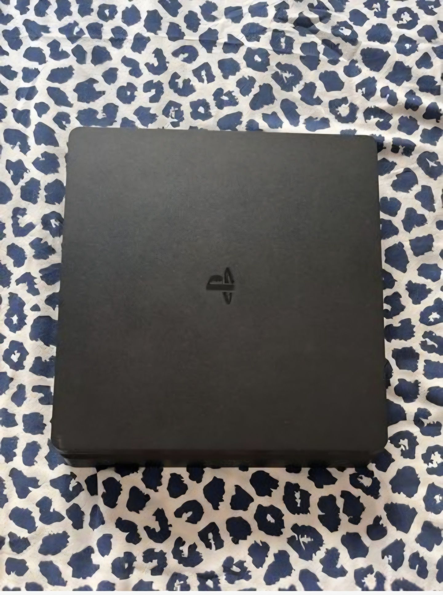Ps4 slim 500gb em exlente estado com comando e Fifa 20 e 21