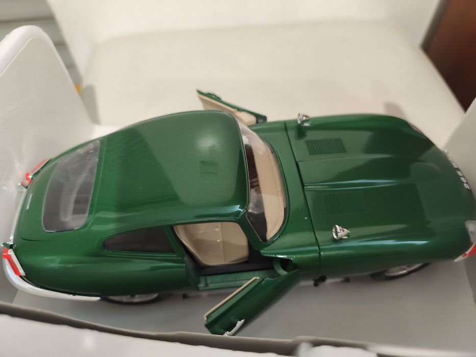 Miniaturas de 7 carros de vários tamanhos e preços