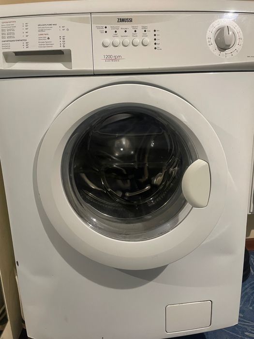 Пральна машина Zanussi ZWG3122 5кг, 1200t, вироблена в Європі.