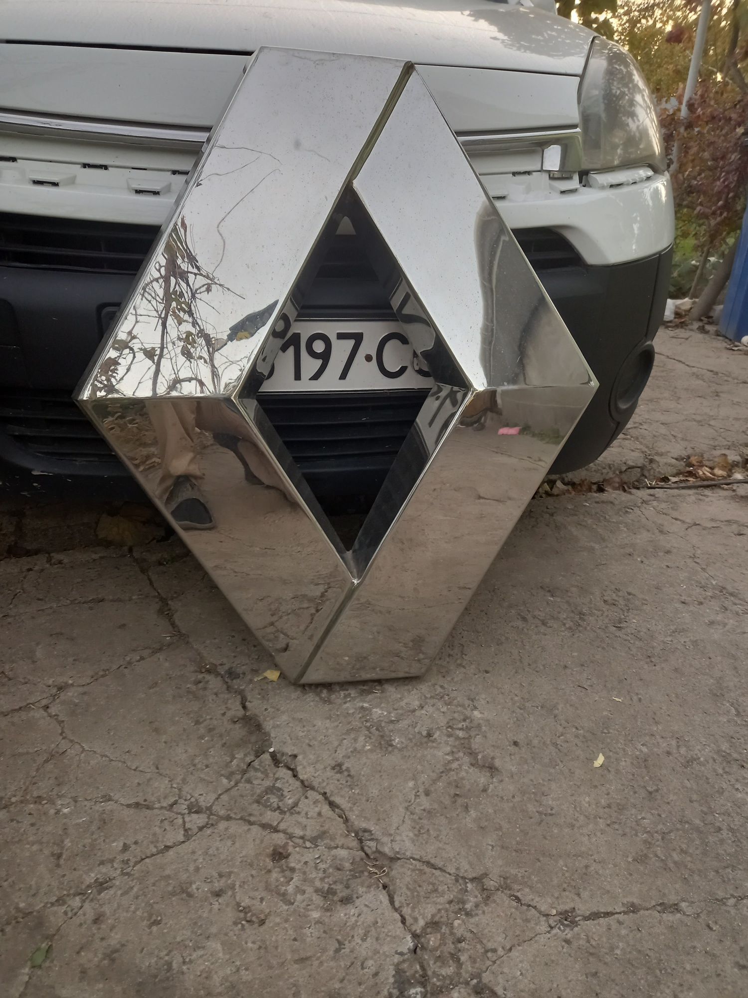 Эмблема компании Renault