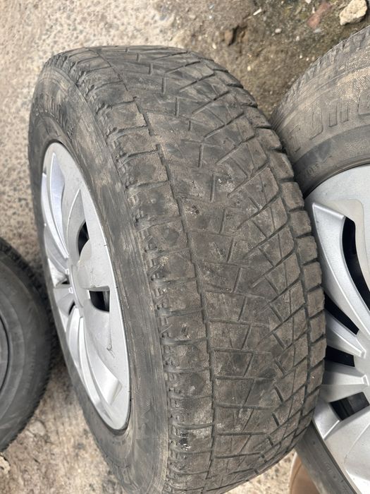 Шини на металевих дисках, зимові. Bridgestone, 215/70 R16