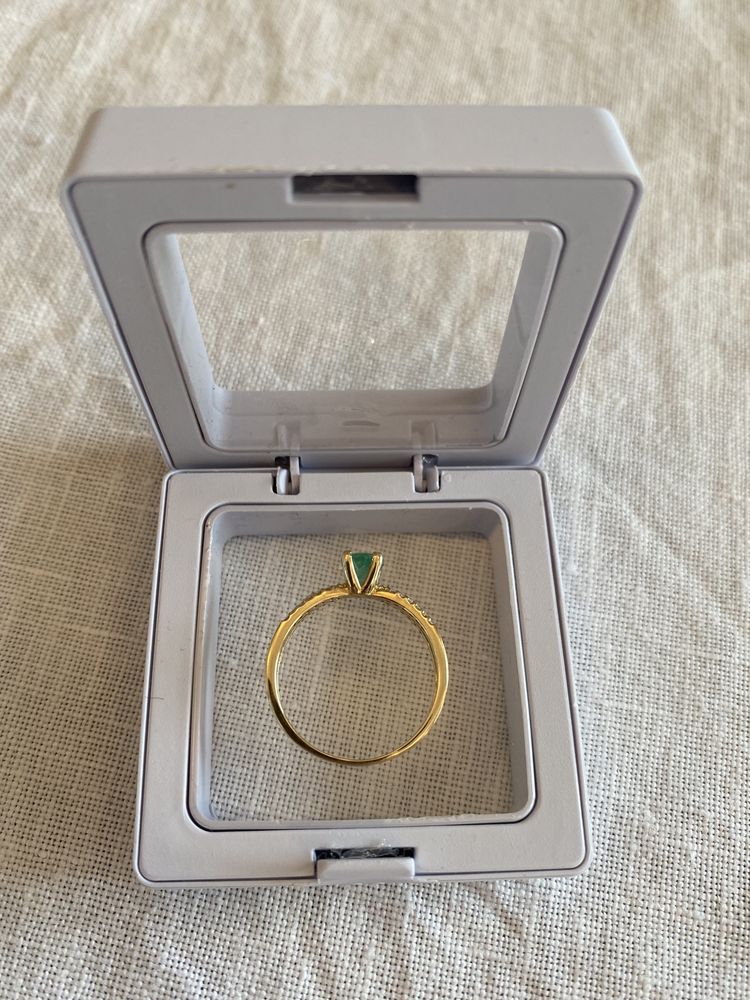 Złoty pierścionek ze szmaragdem i diamentami