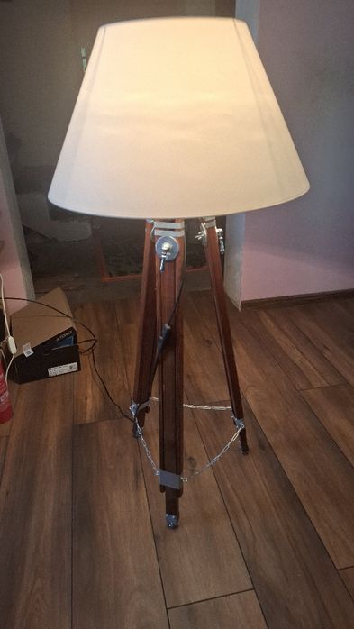 Lampa stojąca trójnóg.