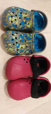 Conjunto de dois pares de crocs C8/9 (24/25)